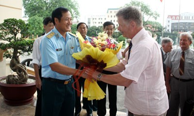 Trung tướng Phương Minh Hòa tặng hoa cựu chiến binh Xô Viết